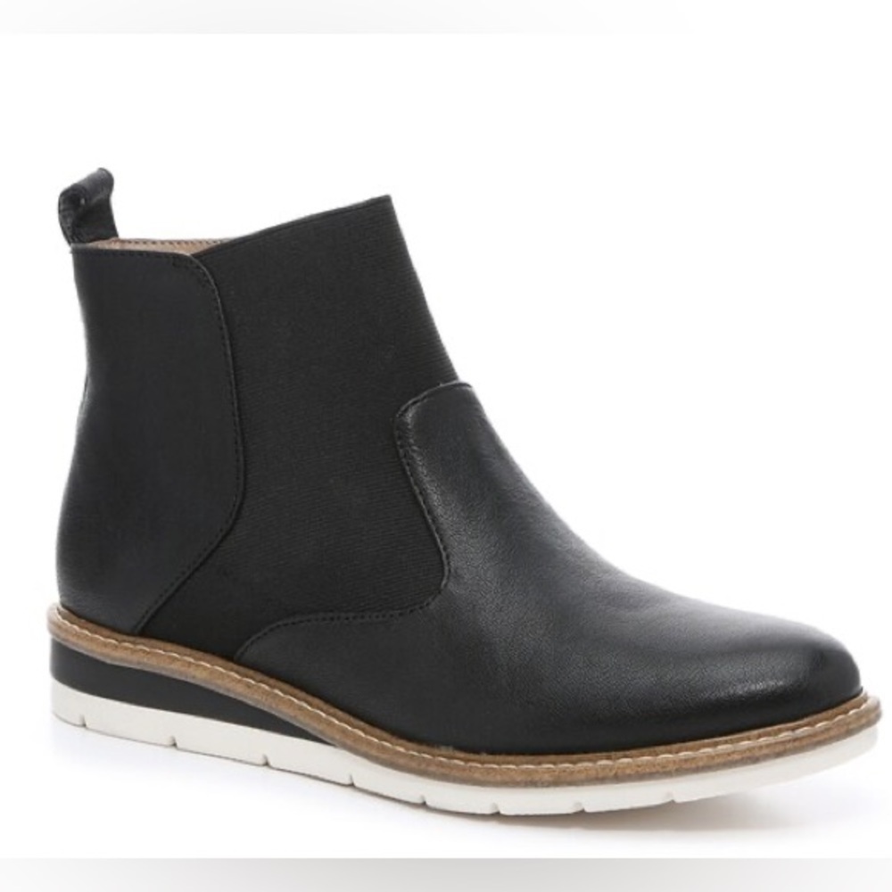 Women’s Kelly & Katie Arlo Chelsea boot- black. Size 9.5